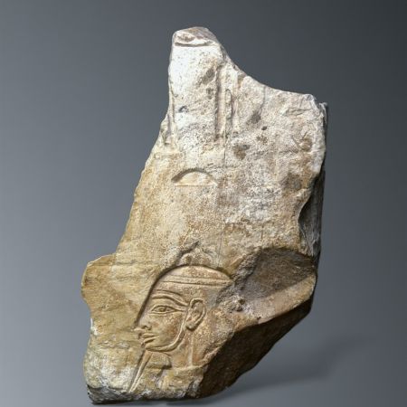 Fragment de bas-relief en calcaire représentant un personnage masculin de profil Égypte ancienne, XXVe dynastie (env. 747–656 av. J.-C.)
